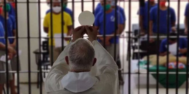 Violação da liberdade religiosa: CNBB denuncia favorecimento a líderes evangélicos nas prisões brasileiras