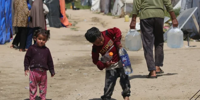 Por causa da restrição de Israel ao acesso à água em Gaza , crianças palestinas estão perdendo habilidade de falar
