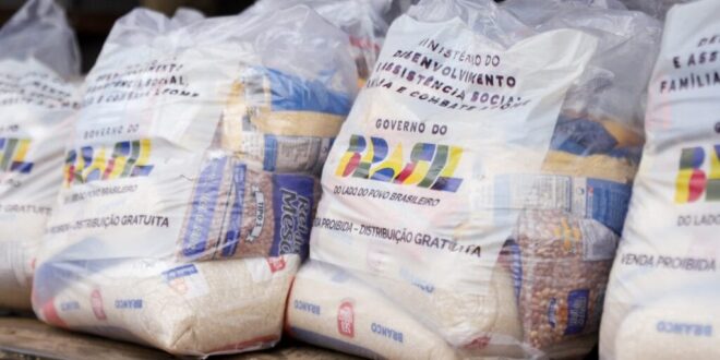 Governadora Mailza acompanha chegada de cestas básicas para famílias atingidas pela cheia