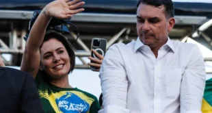 Michelle Bolsonaro ajoelha no milho e cede a Flávio porque sabe o que é ser mulher de mafioso