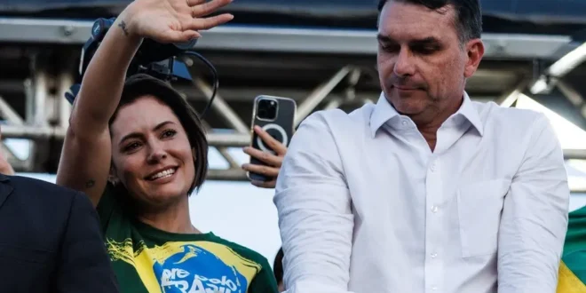 Michelle Bolsonaro ajoelha no milho e cede a Flávio porque sabe o que é ser mulher de mafioso