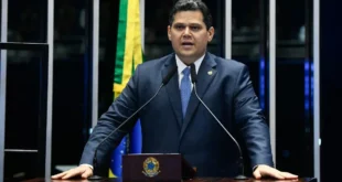 Alcolumbre comemorou rejeição de Messias ao STF com tapa na bancada e abraço em petista