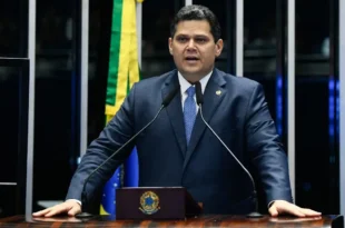Alcolumbre comemorou rejeição de Messias ao STF com tapa na bancada e abraço em petista