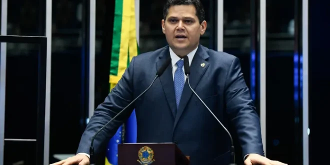 Alcolumbre comemorou rejeição de Messias ao STF com tapa na bancada e abraço em petista