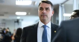 Flávio Bolsonaro usou jatinho de empresário que negociou vacinas superfaturadas da covid