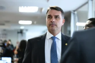 Flávio Bolsonaro usou jatinho de empresário que negociou vacinas superfaturadas da covid