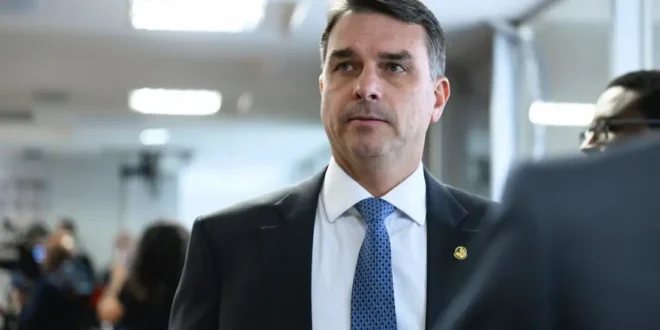 Flávio Bolsonaro usou jatinho de empresário que negociou vacinas superfaturadas da covid