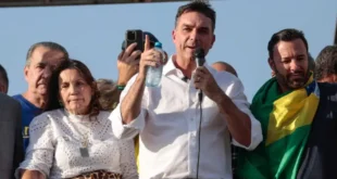 Contra Lei da Misoginia, Flávio Bolsonaro cria PL inconstitucional para dar poder de juiz a PMs durante abordagem
