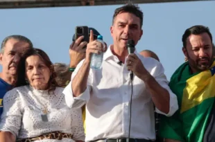 Contra Lei da Misoginia, Flávio Bolsonaro cria PL inconstitucional para dar poder de juiz a PMs durante abordagem