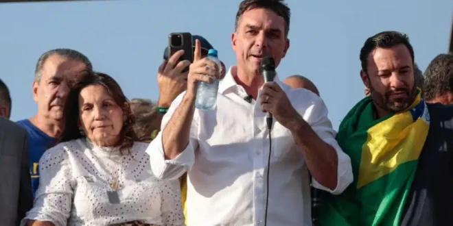 Contra Lei da Misoginia, Flávio Bolsonaro cria PL inconstitucional para dar poder de juiz a PMs durante abordagem