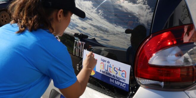 Lugar de autista é em todos os lugares: MPAC realiza adesivaço alusivo à inclusão de pessoas com autismo