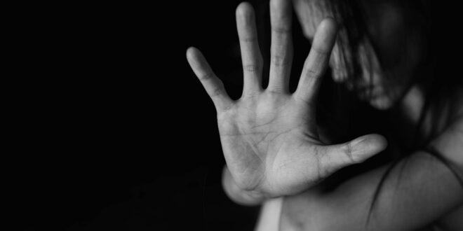 Números do absurdo: violência levou ao menos 900 mulheres por dia a unidades de saúde no país em 2025