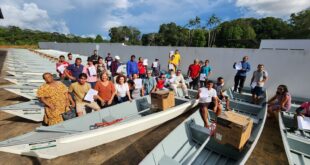 Perpétua entrega barcos e motores para ribeirinhos de 8 municípios do Acre