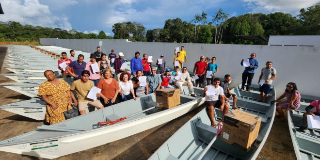 Perpétua entrega barcos e motores para ribeirinhos de 8 municípios do Acre