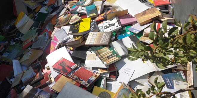 Isto é extrema direita, estúpido: na semana mundial do livro prefeito manda jogar centenas de livros no lixo