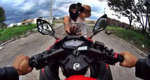 Insegurança em Cruzeiro do Sul: homens agridem mulher com capacete e roubam a moto dela