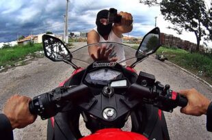 Insegurança em Cruzeiro do Sul: homens agridem mulher com capacete e roubam a moto dela