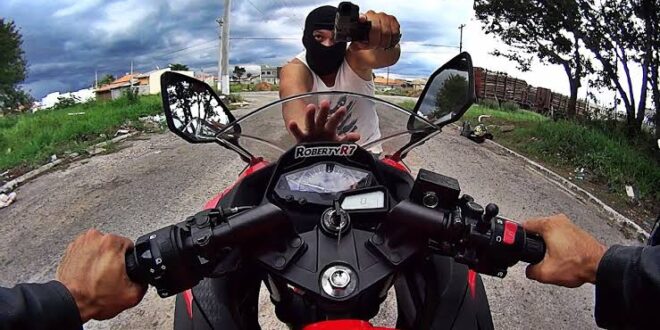 Insegurança em Cruzeiro do Sul: homens agridem mulher com capacete e roubam a moto dela