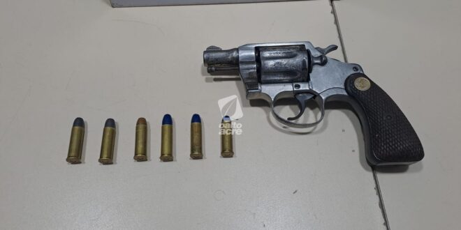 Lili Carabina: mulher é presa com arma de fogo durante ação da PM