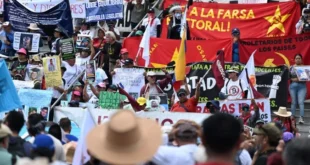 Salvadorenhos protestam contra políticas de Bukele em marcha do 1º de maio