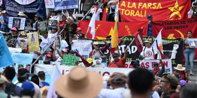 Salvadorenhos protestam contra políticas de Bukele em marcha do 1º de maio