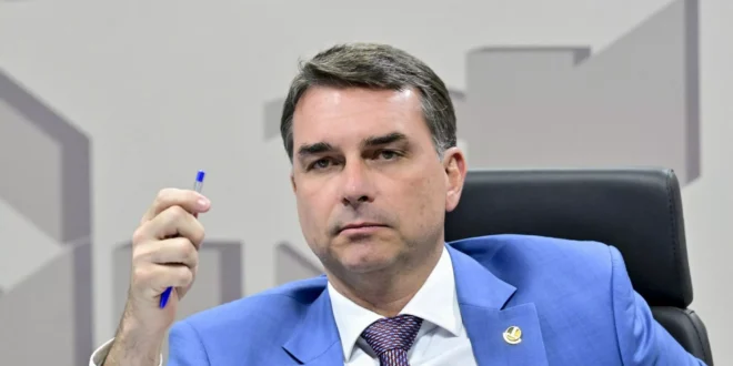 Cai a máscara de Flávio Bolsonaro
