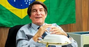 Bastidores de Dark Horse: parte da equipe  usava bonés e roupas com símbolos como a bandeira estadunidense adornada por fuzis