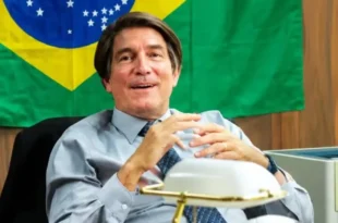 Bastidores de Dark Horse: parte da equipe  usava bonés e roupas com símbolos como a bandeira estadunidense adornada por fuzis