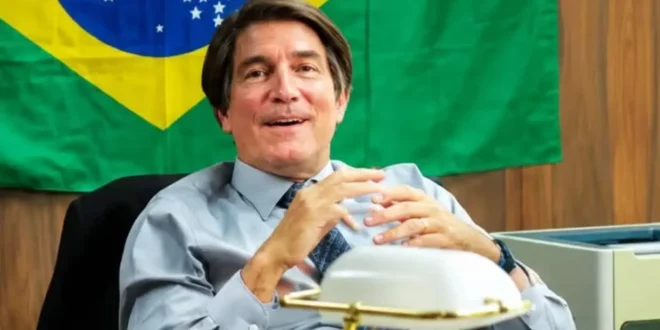 Bastidores de Dark Horse: parte da equipe  usava bonés e roupas com símbolos como a bandeira estadunidense adornada por fuzis