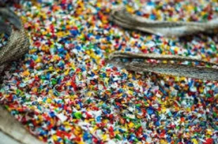 Você não vê, mas consome: o perigo dos microplásticos na saúde humana