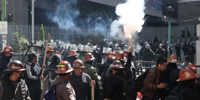 Bolívia explode: protestos contra presidente de extrema direita, Rodrigo Paz, cercam La Paz