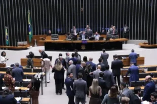 Atenção ao que eles fazem com o seu voto: Câmara aprova projeto que protege bens partidários e libera bots em campanhas