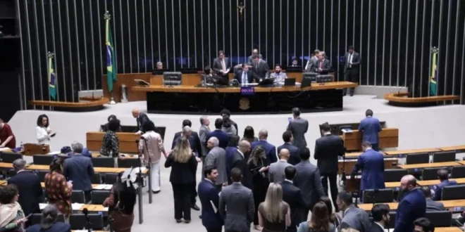 Atenção ao que eles fazem com o seu voto: Câmara aprova projeto que protege bens partidários e libera bots em campanhas