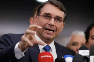 Para ricos, tudo. Para o trabalhador, nada: Flávio Bolsonaro critica fim da escala 6x1