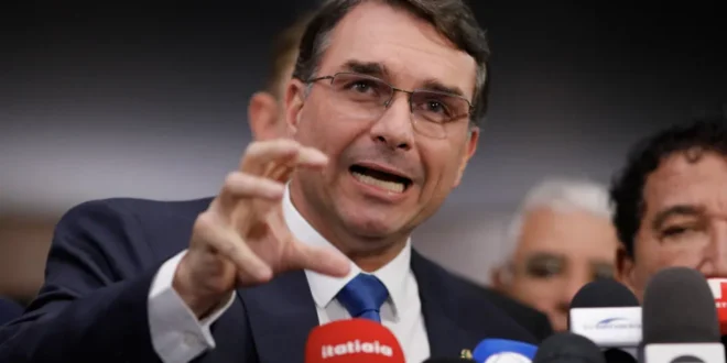 Para ricos, tudo. Para o trabalhador, nada: Flávio Bolsonaro critica fim da escala 6x1