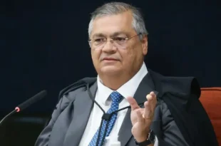 Dino nas pegadas: após mentidos e desmentidos sobre Vorcaro, Mário Frias escapa para o Bahrein