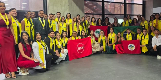 46 jovens ligados a movimentos sociais se formaram em medicina na Venezuela e voltam ao Brasil