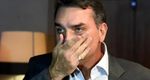 PF é acionada para apreender passaporte de Flávio Bolsonaro, que planeja viagem aos EUA