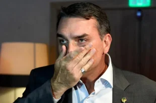 PF é acionada para apreender passaporte de Flávio Bolsonaro, que planeja viagem aos EUA