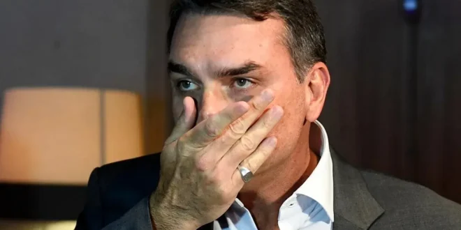 PF é acionada para apreender passaporte de Flávio Bolsonaro, que planeja viagem aos EUA