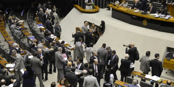 Na surdina: com holofotes em Vorcaro e nos Bolsonaros, Congresso deu rasteira no povo