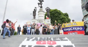 Venezuelanos protestam contra imperialismo durante exercícios militares na embaixada dos EUA