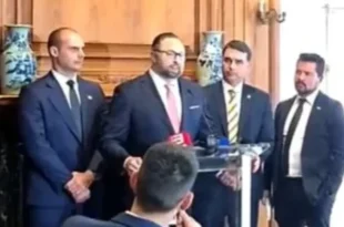 Conselheiro de Trump evita declarar apoio de Trump a Flávio Bolsonaro nos EUA
