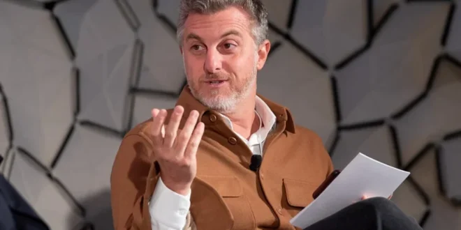 Enche a boca para falar de corrupção: Luciano Huck demorou 14 anos para pagar multa por apropriação de espaço público