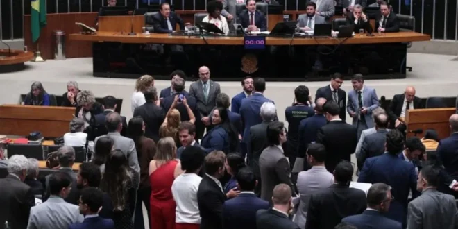 Aprenda a votar ou se lasque: saiba quem são os 22 deputados que votaram contra o fim da 6×1