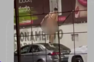 Pelado e embriagado: homem nu é preso ao ser flagrado danificando carro em avenida