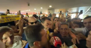 Mal educados e agressivos: segurança de Flávio Bolsonaro arranca microfone de repórter e seguidores roubam equipamento