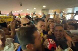 Mal educados e agressivos: segurança de Flávio Bolsonaro arranca microfone de repórter e seguidores roubam equipamento