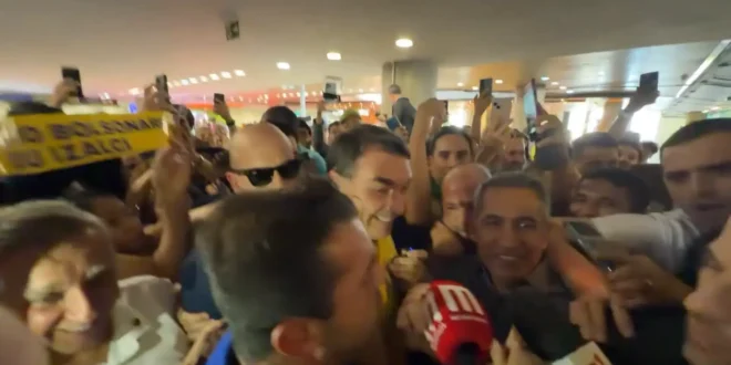 Mal educados e agressivos: segurança de Flávio Bolsonaro arranca microfone de repórter e seguidores roubam equipamento