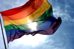 Médico é internado em clínica à força após revelar ser gay